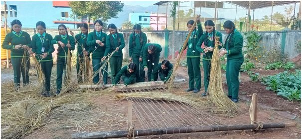 विद्यार्थीलाई गुन्द्री बुन्नेदेखि दुनाटपरी तयार गर्ने सीप सिकाइँदै