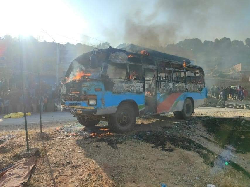 काभ्रेको भकुण्डेमा बसले बालिकालाई ठक्कर दिँदा घटनास्थलमै मृत्यु, बसमा आगजानी