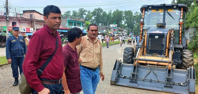 कञ्चनपुरको शुक्लाफाँटा नगरपालिकाले सडक छेउका संरचना हटाउन डोजर चलायो