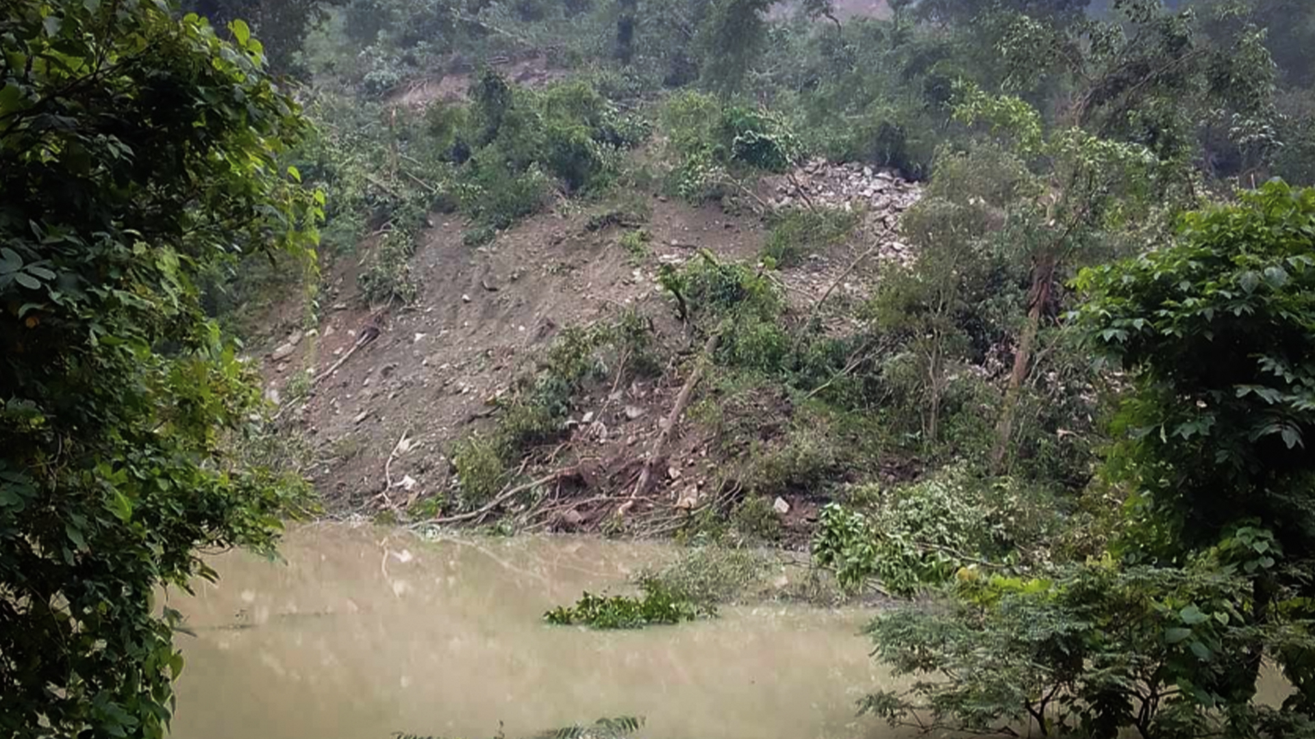 पहिरोले थुनियो कैलालीको चुरेमा रहेको भासु खोला