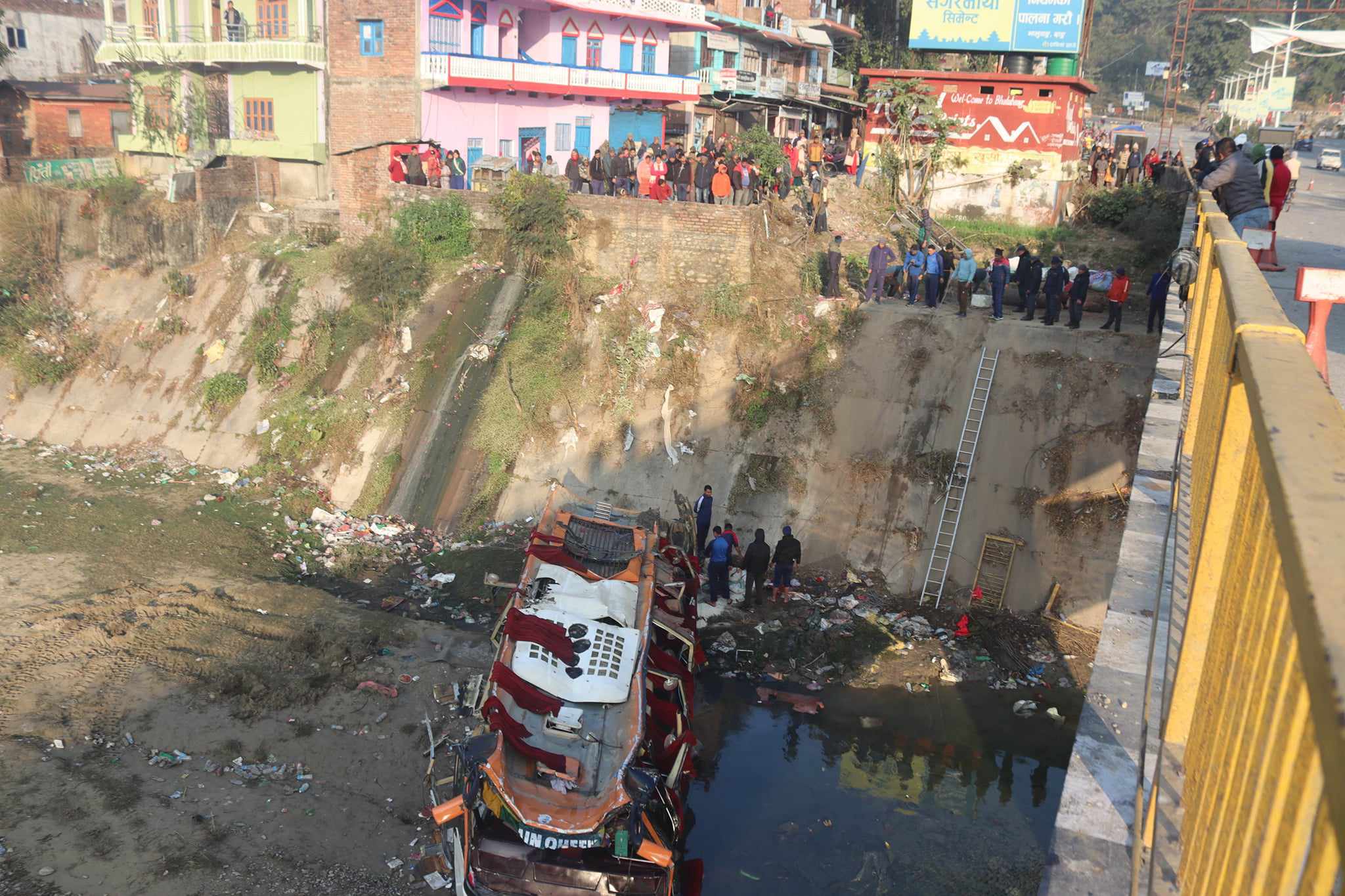 भालुवाङ दुर्घटना: ट्राफिक छलेर तीव्र गतिमा गुडेकाे थियाे बस