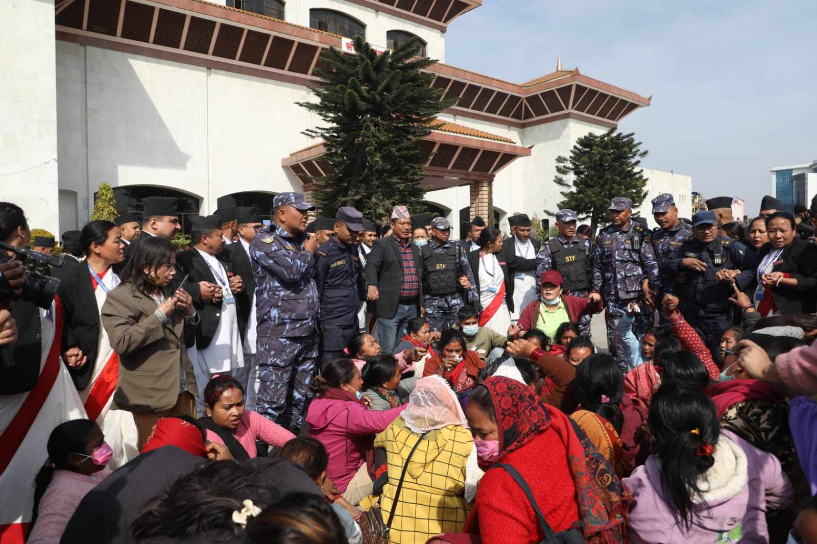 संसद् भवनको सुरक्षामा खटिएका ३२ प्रहरीलाई फिर्ता बोलाइयो