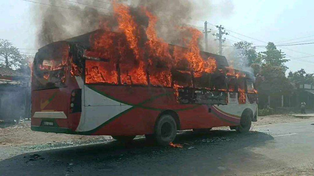 साइकल यात्रीलाई ठक्कर दिने बस स्थानीयले जलाए