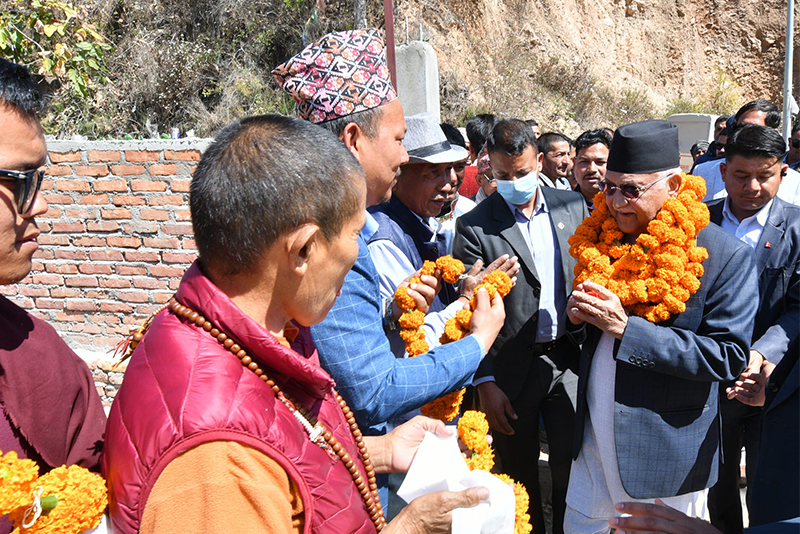 दुई मन्त्री लिएर ओलाङ्चुङगोला पुग्दै एमाले अध्यक्ष ओली