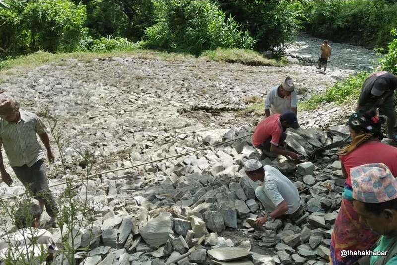 कैलालीका सात नदीमा तटबन्ध शुरु