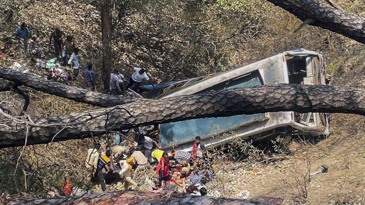 तीर्थयात्री बोकेको बस दुर्घटनामा पर्दा कश्मीरमा २२ जनाको मृत्यु, ५७ घाइते