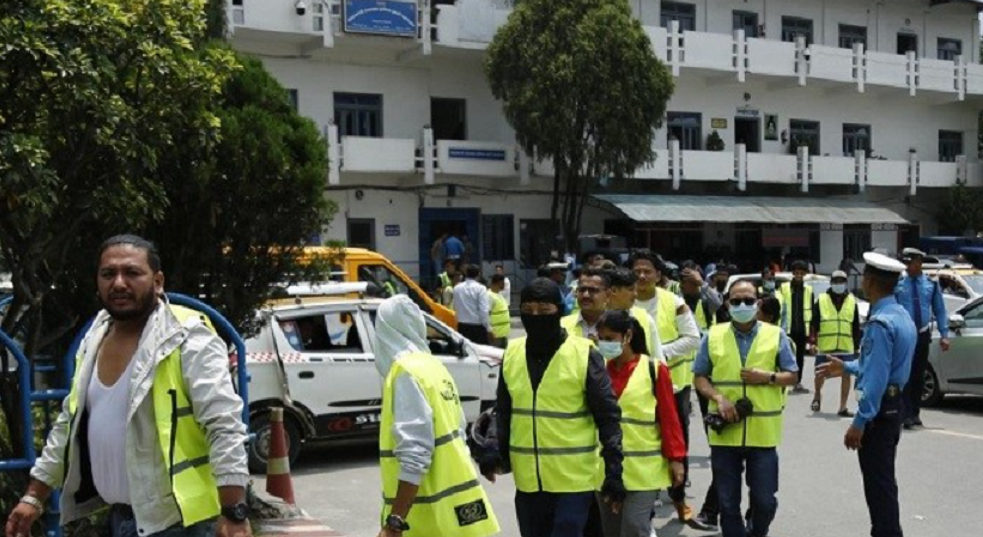 महिला ट्राफिक प्रहरीलाई राहतः ‘नियम उल्लंघन गर्नेहरु नै खटिए नियम पालना गराउन’