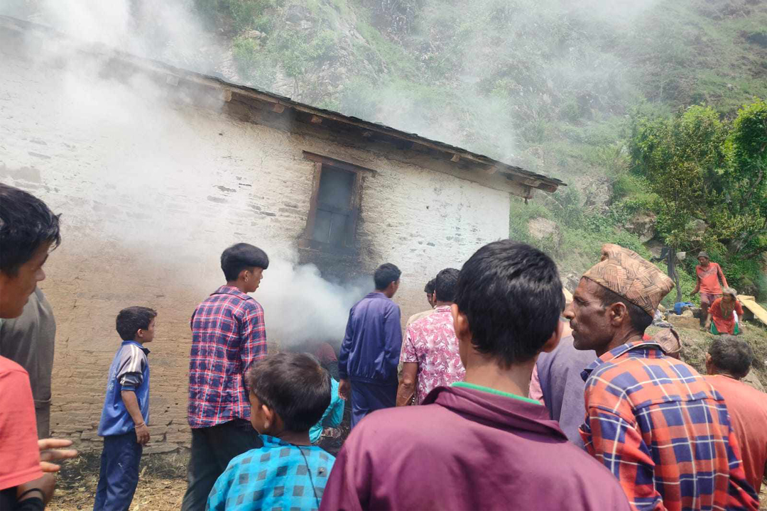 बैतडीको एक घरमा आगलागी, ८ पशुचौपाया जले