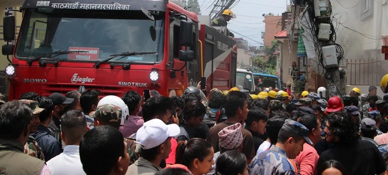 कोटेश्वरमा आगलागी हुँदा २ जना घाइते, ‘रमितेको भीड’ले छेक्यो दमकलको बाटो !