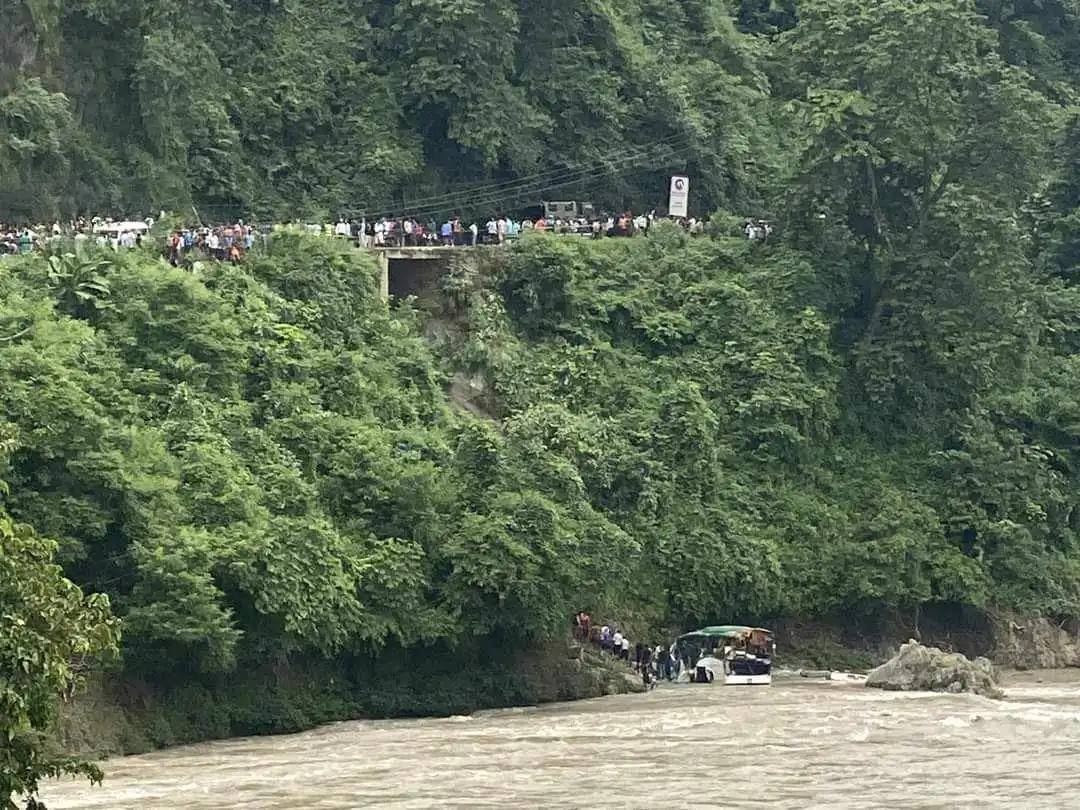 नेपालगन्जबाट काठमाडौँ आउँदै गरेको बस त्रिशूलीमा खस्यो