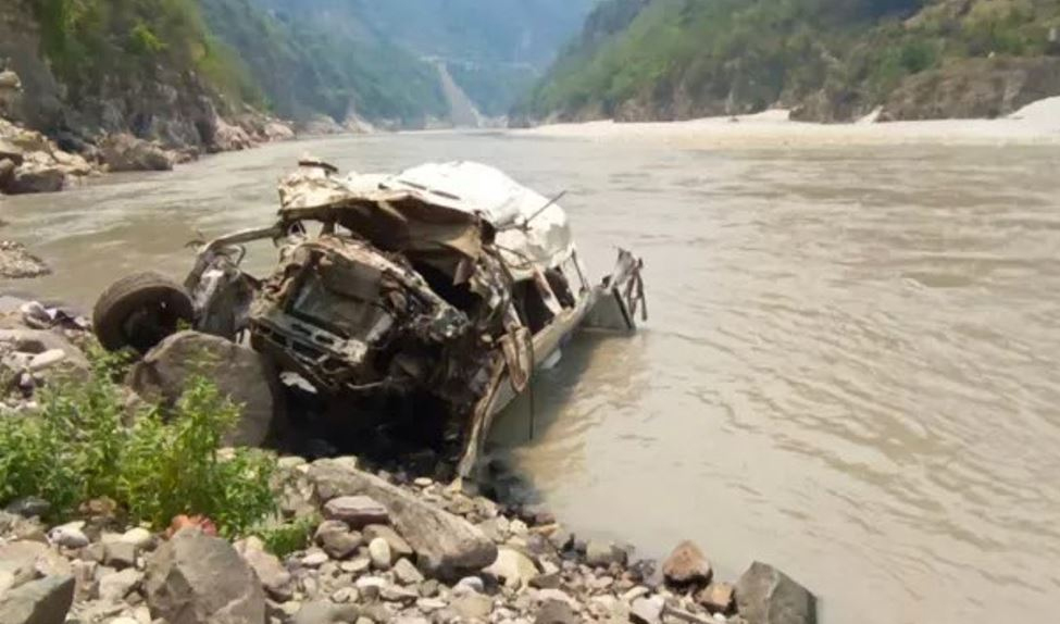 उत्तराखण्डमा पर्यटक बोकेको गाडी नदीमा खस्दा १४ जनाको मृत्यु