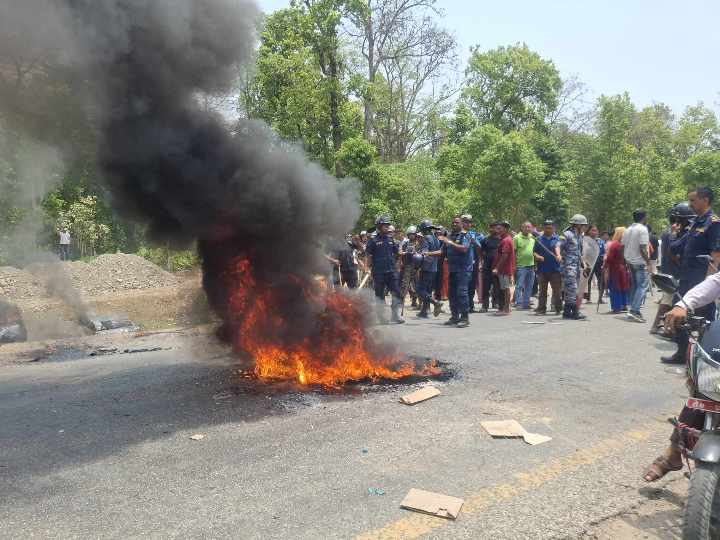 ट्रकले ठक्कर दिएका कमल धनगढीको निर्सगमा अस्ताए,स्थानीयहरू आन्दोलित ,राजमार्ग अवरुद्ध