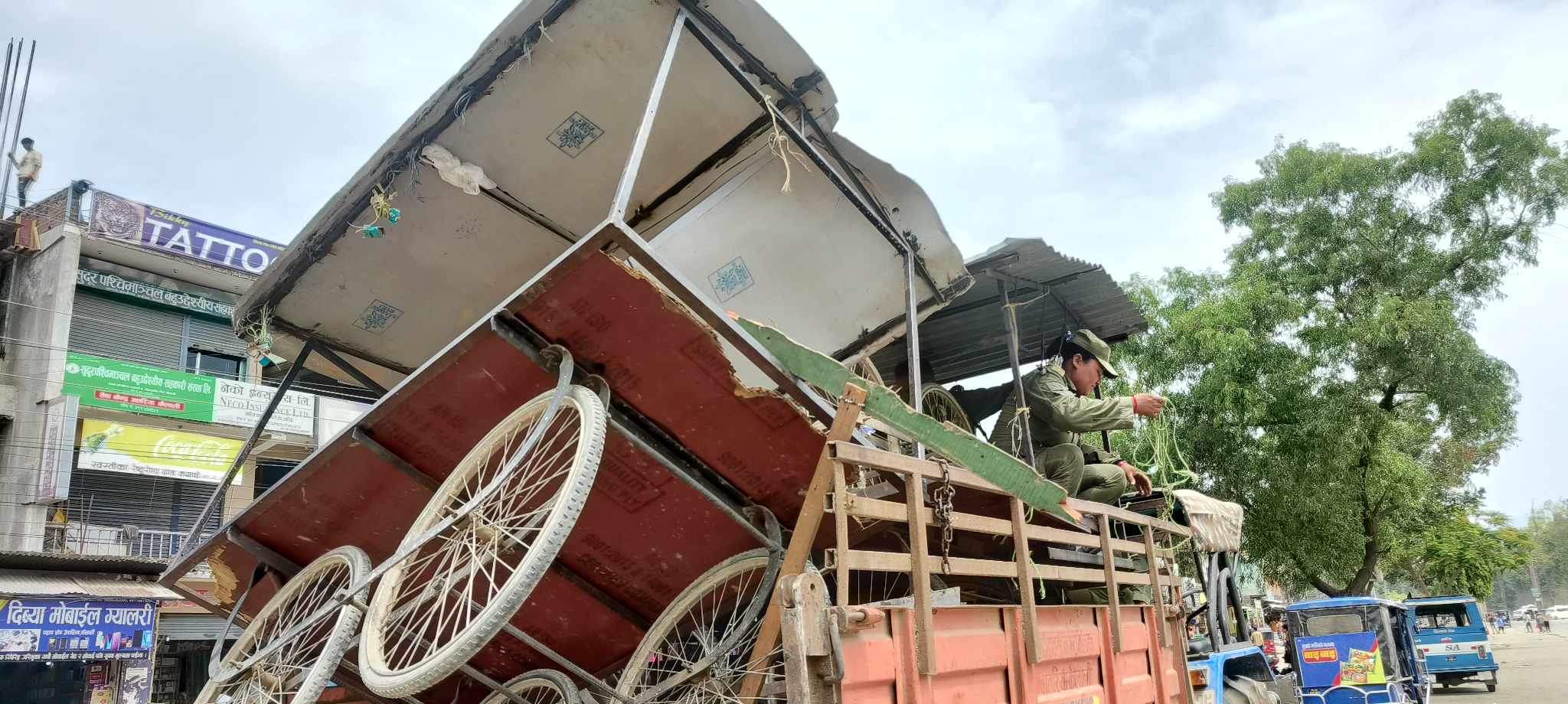 बजारका ठेलाछाप्रा हटाउदै गोदावरी नगरपालिका