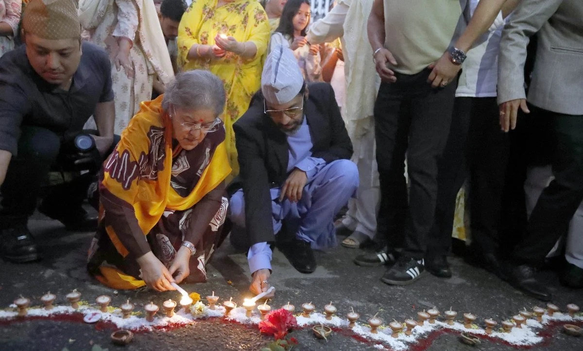 नारायणहिटी दरबार पुगेर पारस शाहसहित राजावादीहरुले गरे दीप प्रज्वलन