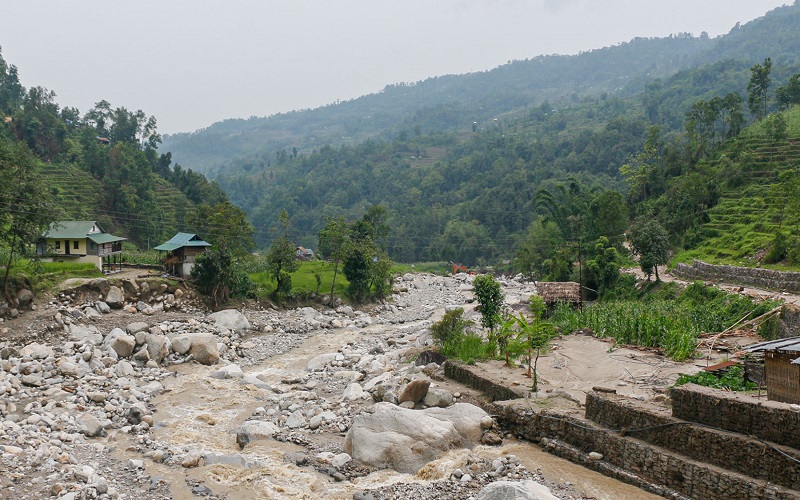 पहिरोले तीन वटा घर बगायो, २५ भन्दा बढी परिवार विस्थापित