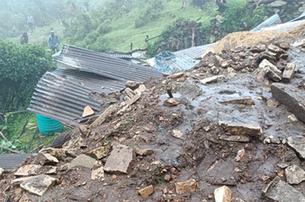 निद्रामै लग्यो दुर्गा र ३ वर्षीया छोरीको घरभित्रै पहिरोले ज्यान