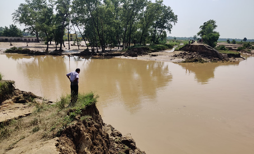 चौधर नदीको बाढीबाट विद्यालय भवन जोगाउनकै सकस