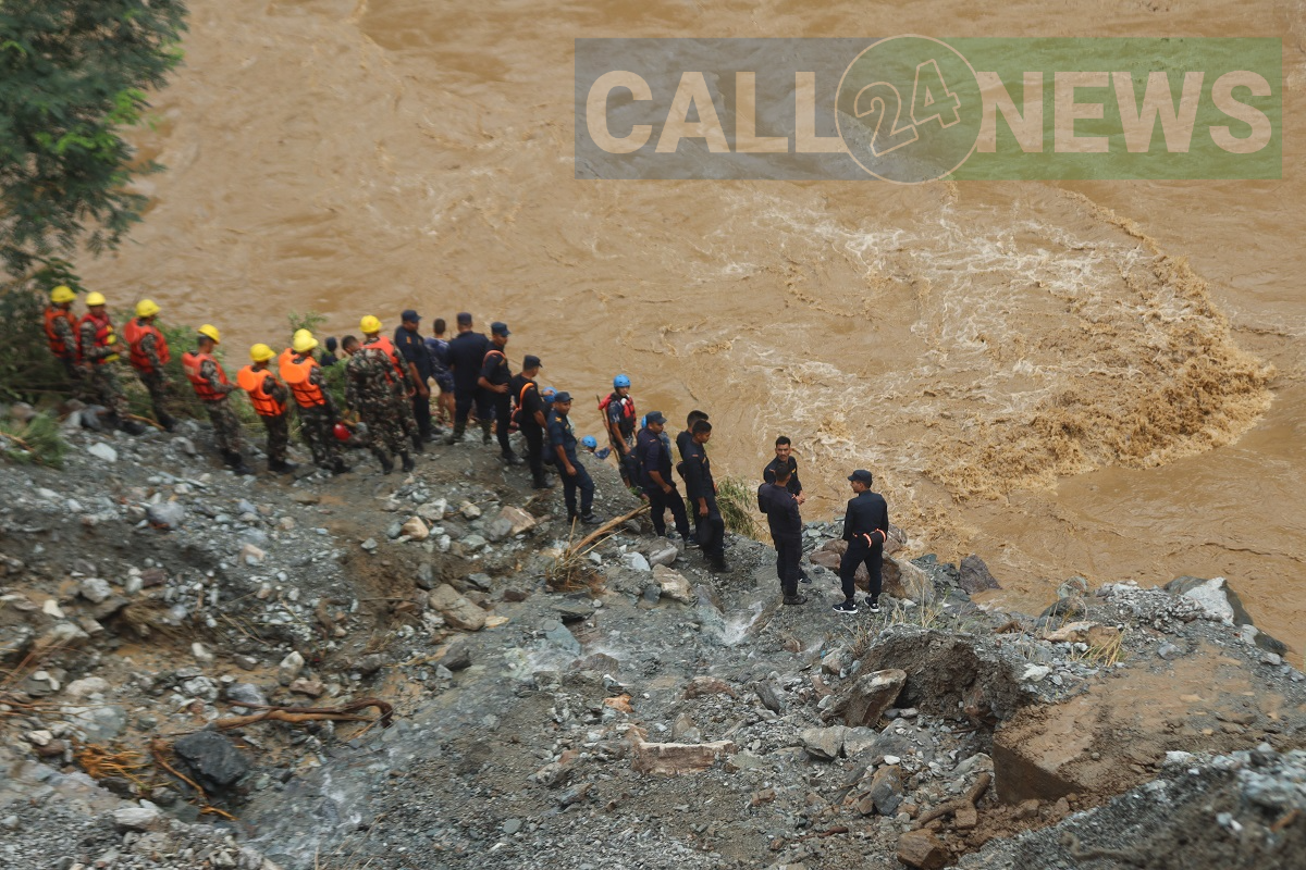 बिहानैदेखि थालियो त्रिशुली नदिमा  खसेका दुईवटा बसको खोजी कार्य