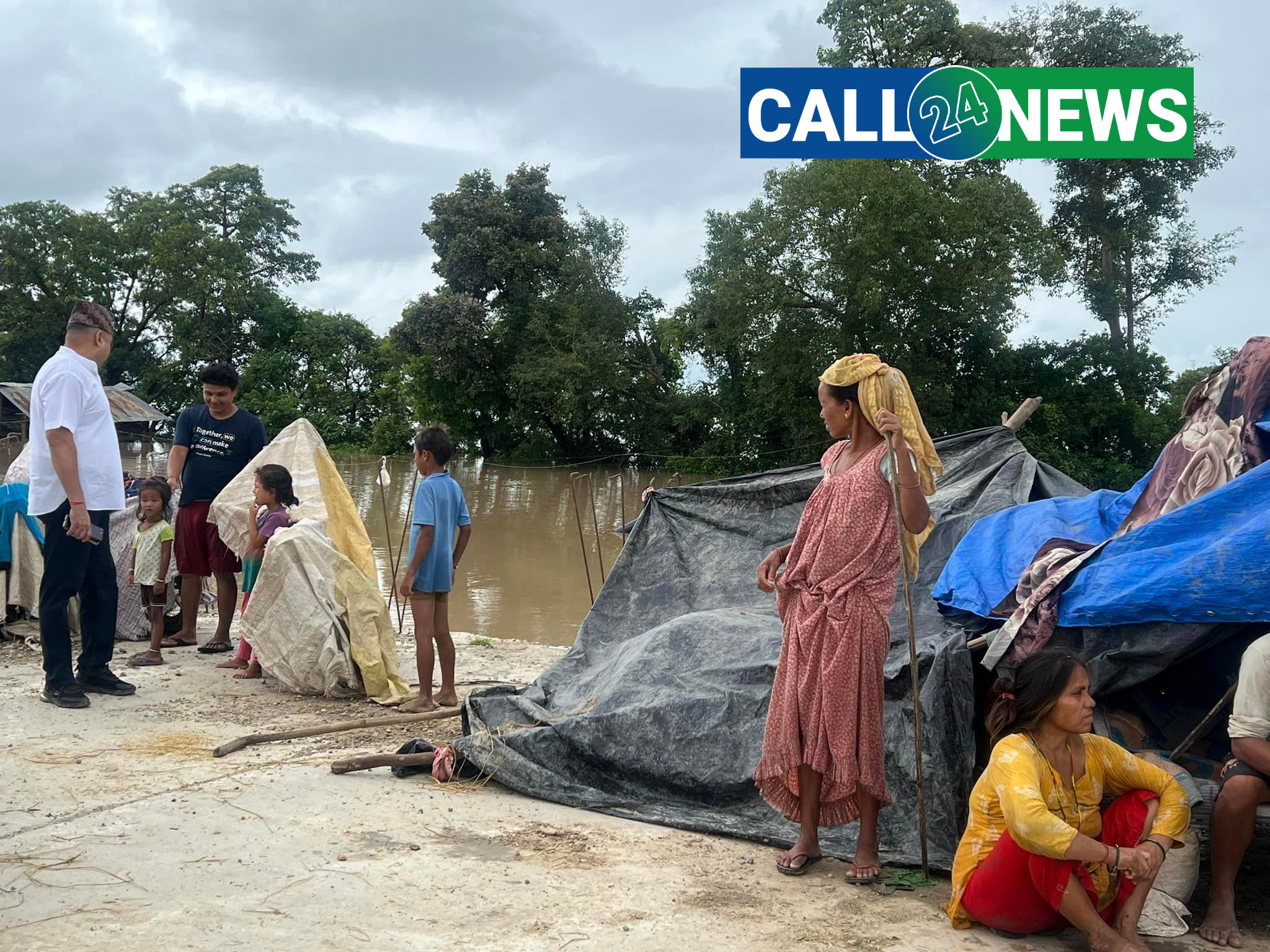 कैलालीको डुबानले घर हिलाम्मे हुँदा विस्थापितहरू सडकमा बस्न बाध्य