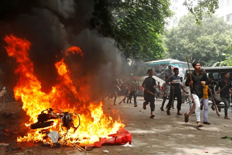 हसिनाले राजीनामा दिएर देश छोडे पनि स्थिति शान्त भएन् ,आक्रमणकारीले हिन्दुको सूची नै बनाएर आक्रमण गर्दै