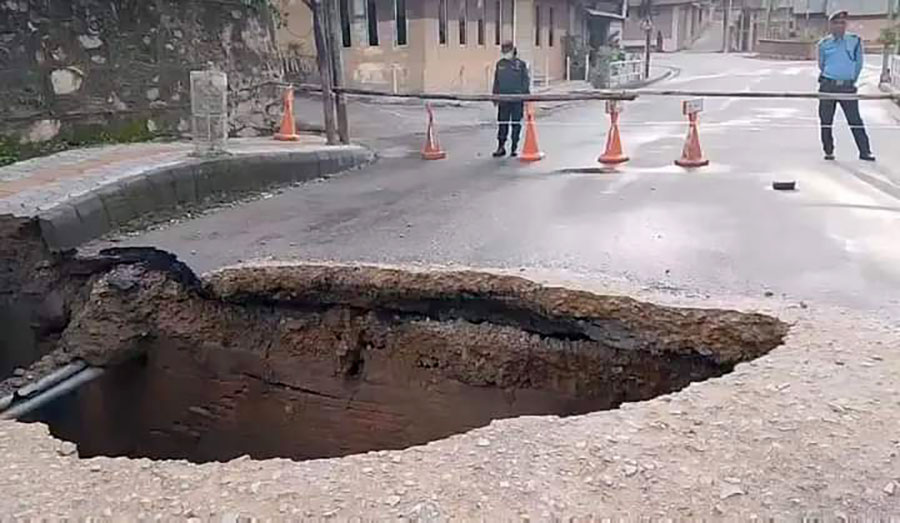 काठमाडौंको टुकुचा खोला माथीको सडकमा  खाल्डो