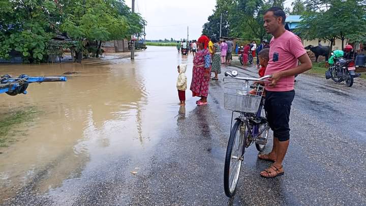 पुनर्वासस्थित दोदा नदीमा बाढी, बेलौरी हुलाकी सडकखण्ड अवरुद्ध