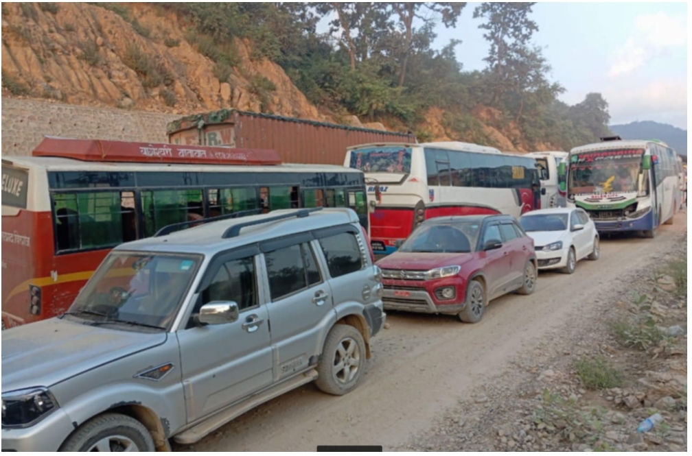 दाउन्नेमा दुईतर्फी सडक सुचारु हुन समय लाग्ने,घण्टौंको सवारी जामले कष्टकर बन्दै यात्रा