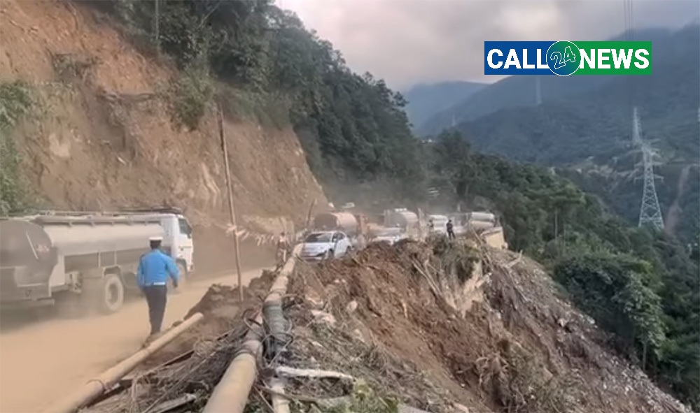 झ्याप्ले खोलामा पहिरोले बिग्रेको सडक मर्मत पछि दुईतर्फी सुचारु