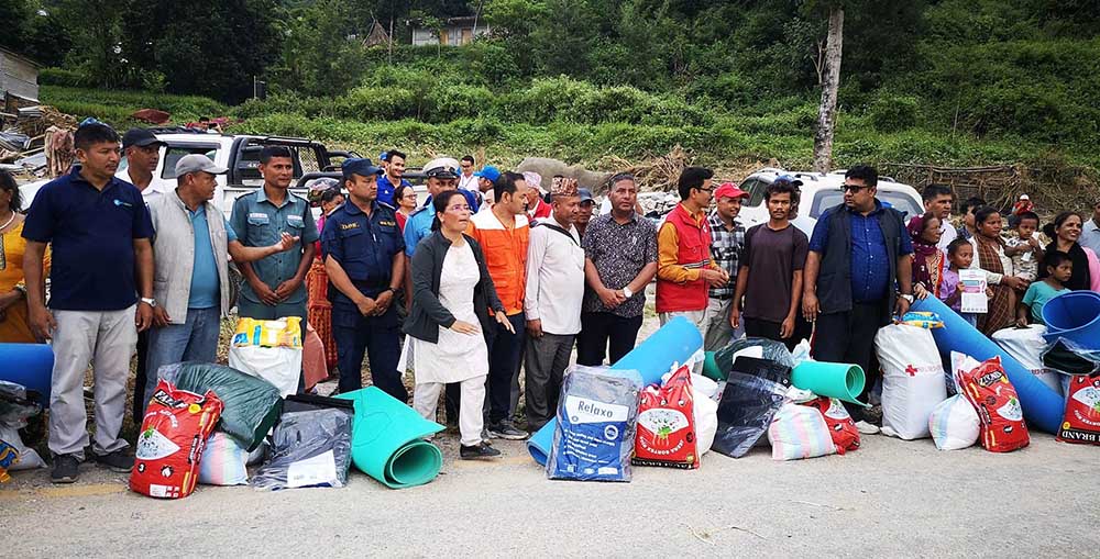 सिन्धुलीमा बाढीपहिरोबाट प्रभावित ३९१  घर परिवारले पाए राहत सामग्री