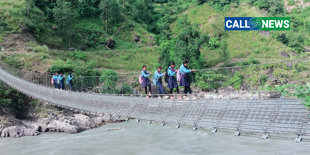 अछामको पञ्चदेवलमा देवता रिसाउने डरले जीर्ण पुलबाटै जोखिमपूर्ण यात्रा गर्न बाध्य