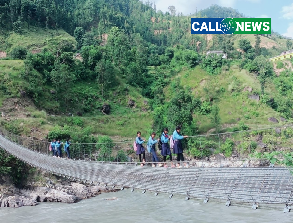 अछाम र दैलेख जोड्ने कर्णाली पुल लठ्ठा चुँडिएकै अवस्थामा पनि वारपार